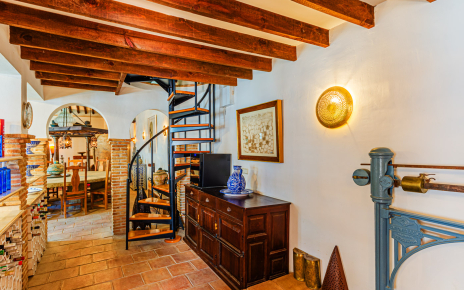 Dsitribuidor con cocina a la izquierda y comedor al fondo