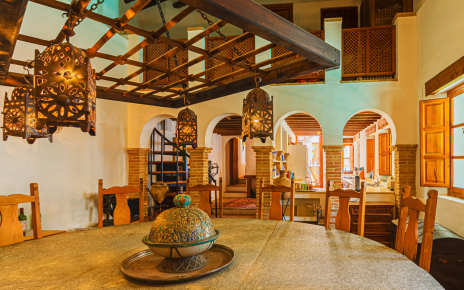 Comedor con cocina detrás