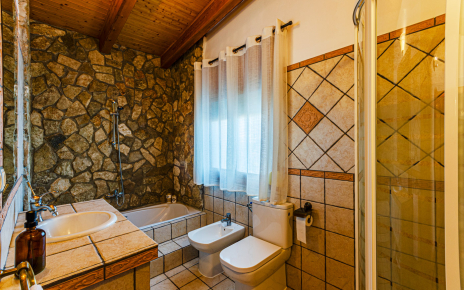 En suite facilities bedroom 1