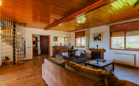 From living room staircase (no bannister) to upper floor