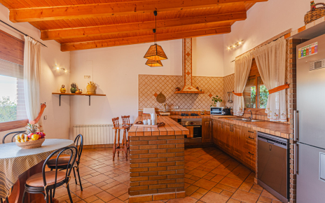 Ample and bright kitchen