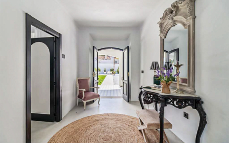 Pasillo de salida a jardines y piscina