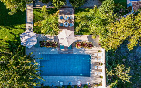 La piscina vista desde el cielo