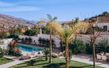 Tu enclave, un valle junto a Sierra Nevada massif