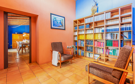 Primera planta descansillo con biblioteca