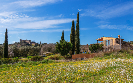 Rodeada de bonitos paisajes y con vistas a castillo