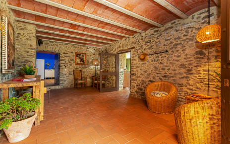 Entrada a la casa desde jardines