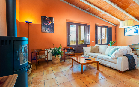 Salón en primera planta con estufa nórdica