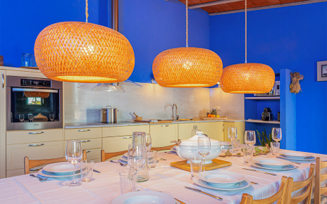 La cocina principal tiene mesa para comer