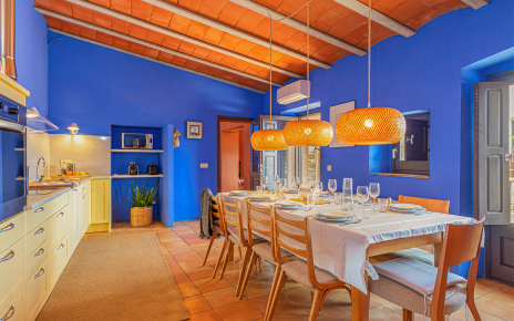 Cocina encantadora con acceso a terraza y vistas