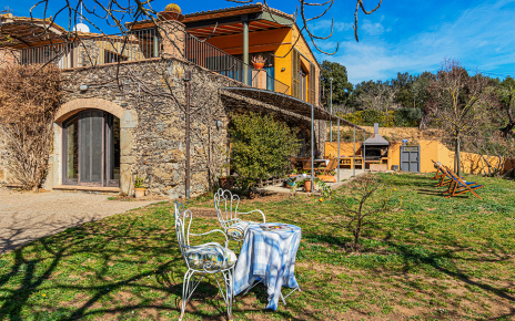 La casa tiene diferentes accesos desde el jardín