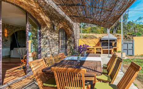 Pérgola con mobiliario exterior y zona de barbacoa