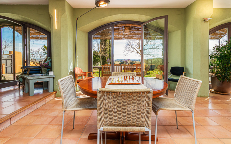 Diferentes zonas con mobiliario en interior y exterior