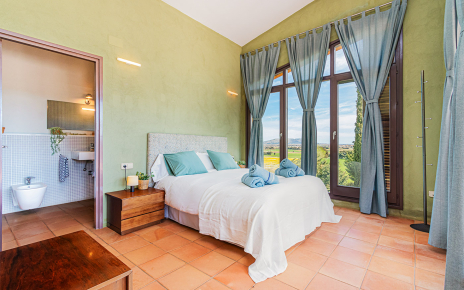 Habitación principal con baño y terraza