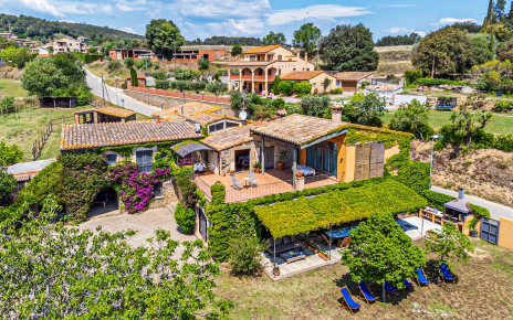 Ubicada justo a las afueras de un pequeño pueblo