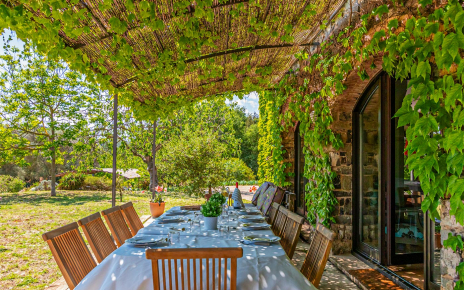 Pérgola junto a casa y jardines