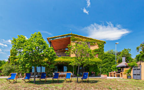 Todo a mano: jardín, piscina, terrazas, barbacoa...