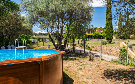 La piscina está elevada, pero con sistema de depuración