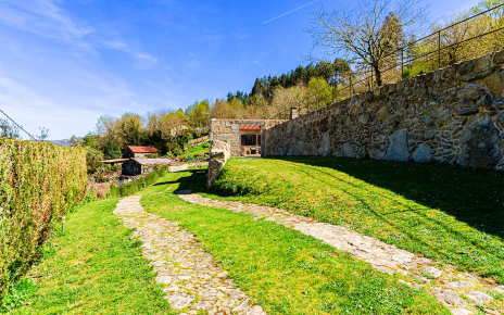 Amplia zona de parking a dos niveles