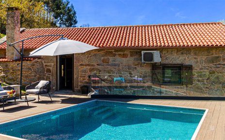 Piscina con mobiliario