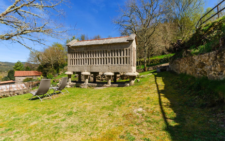 El antiguo hórreo es ahora una leñera