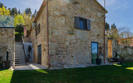 Escaleras a zona de piscina y patio