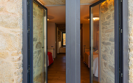 Acceso a nivel inferior desde jardines