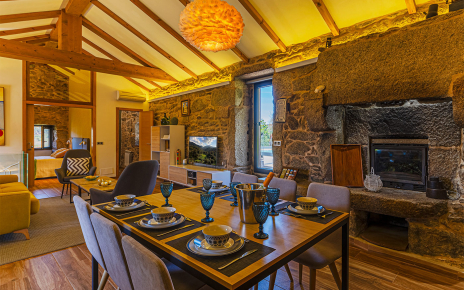 Habitación principal y baño al fondo del salón