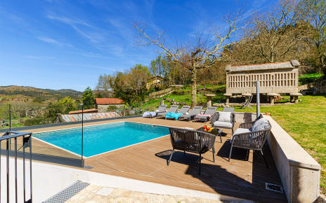 Mobiliario junto a la piscina