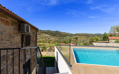 Escaleras a nivel inferior y parking