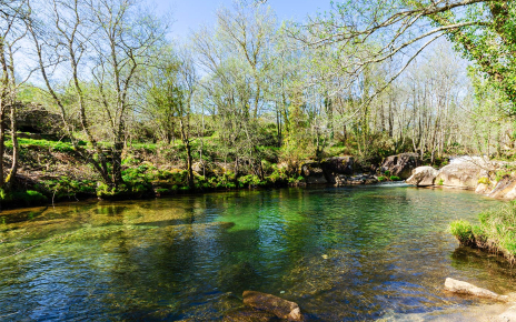 Aguas cristalinas y chiringuito junto al río a solo 4 minutos