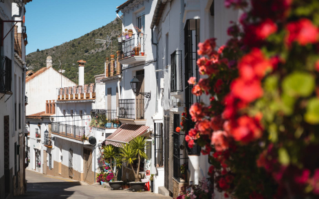 Esta a un corto paseo de bares, tiendas etc