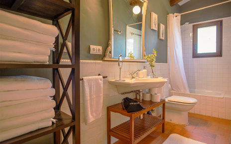 Baño con media bañera