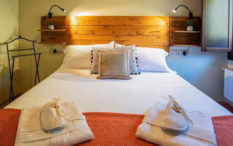 Habitación con cama doble