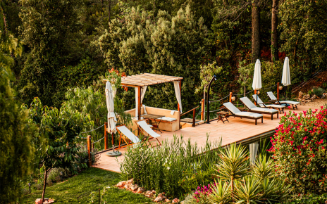 Piscina de 12 m rodeada por naturaleza