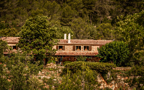 La masía se encuentra en una finca privada de 6 hectáreas