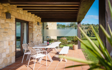 Porche equipado para comer al aire libre