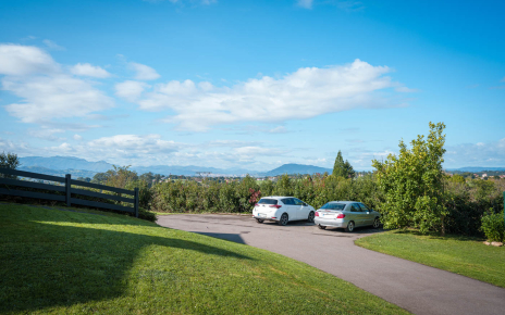 Aparcamiento junto a la casa