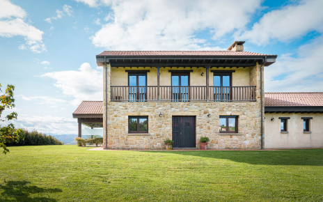 La parte trasera de la casa tiene carácter asturiano