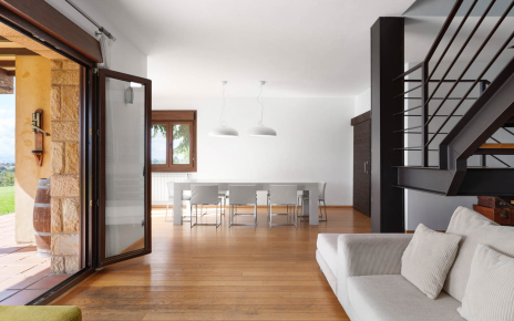 Zona de salón y comedor con salida a jardines y piscina