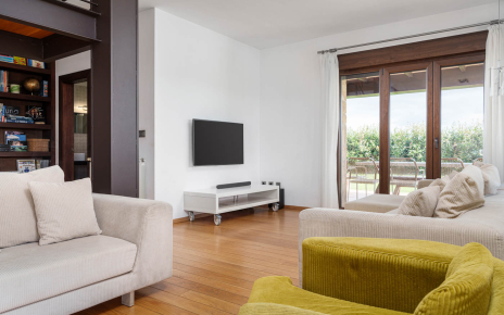 Zona de salón con salida a porche amueblado