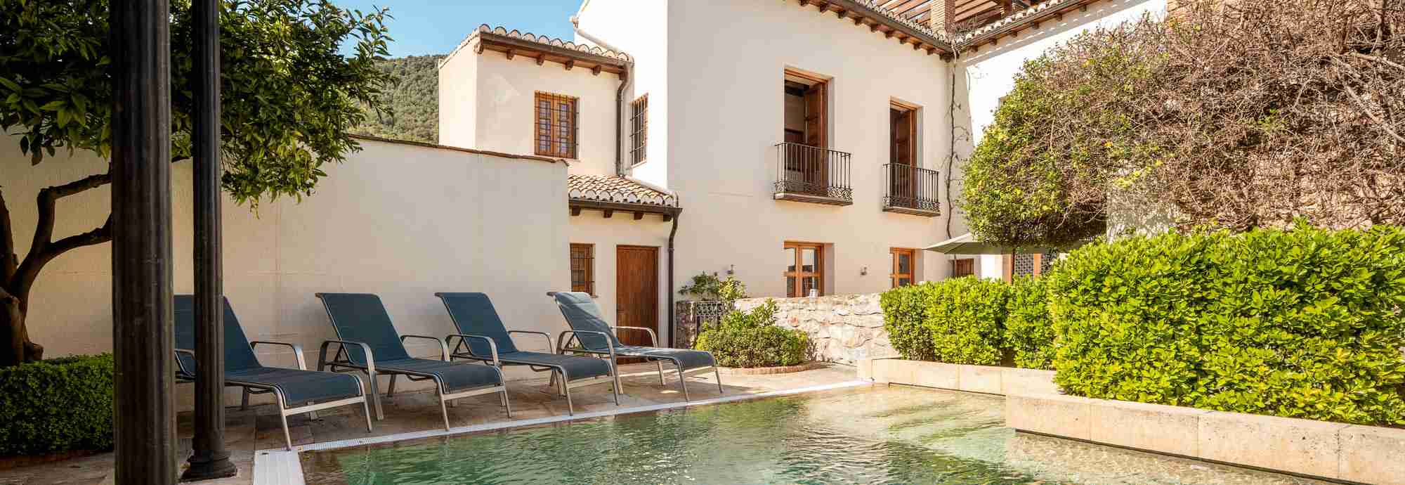 Casa con piscina cercada y barbacoa en pueblo con servicios
