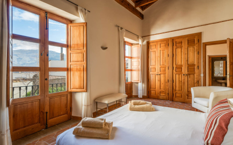 Dormitorio 2: habitación principal con balcón