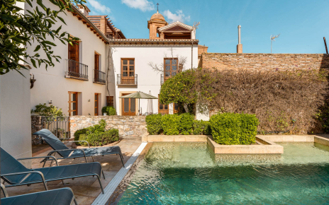 La casa y zonas exteriores están todas a mano