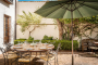 Patio con mobiliario