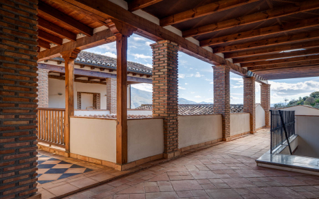 La segunda planta es una terraza / corredor / mirador