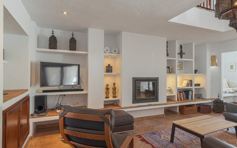 Salón con pequeña zona chill out a la derecha