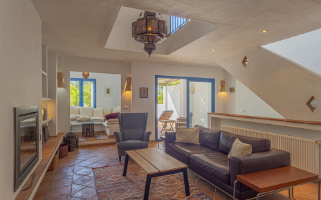 Desde el salón se accede al patio y a la piscina