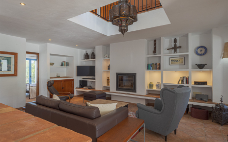 Amplio salón con techo abierto a la segunda planta