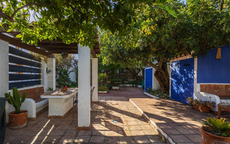 Amplio patio con barbacoa portátil